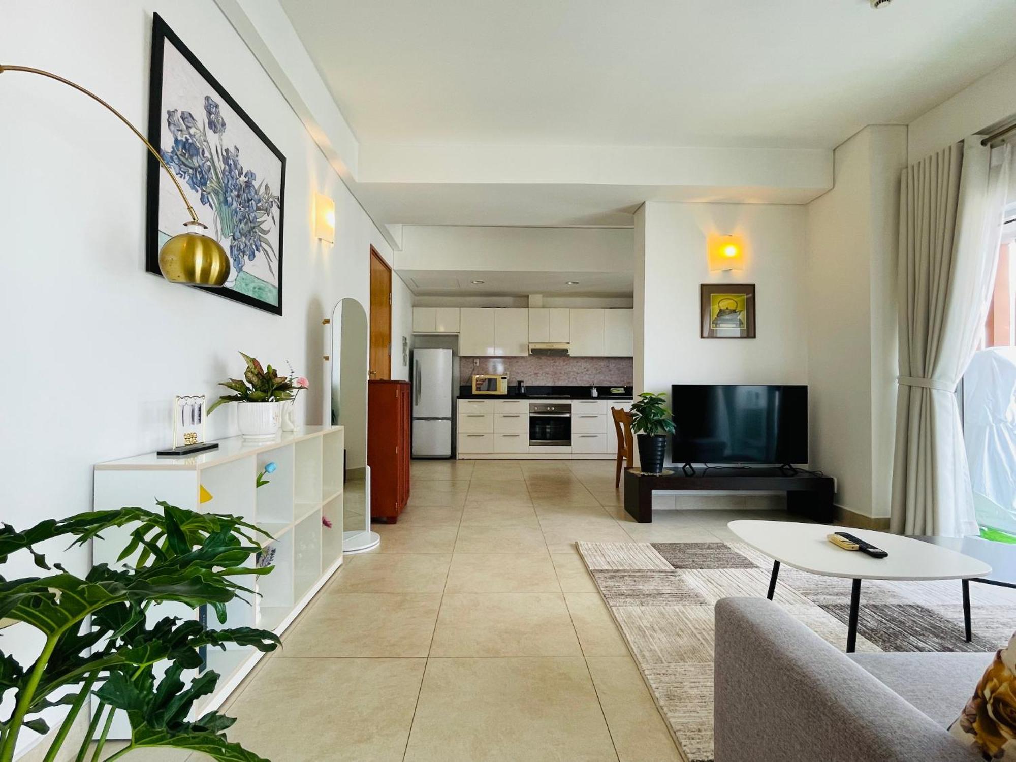 Luxury Riverside Apartment *